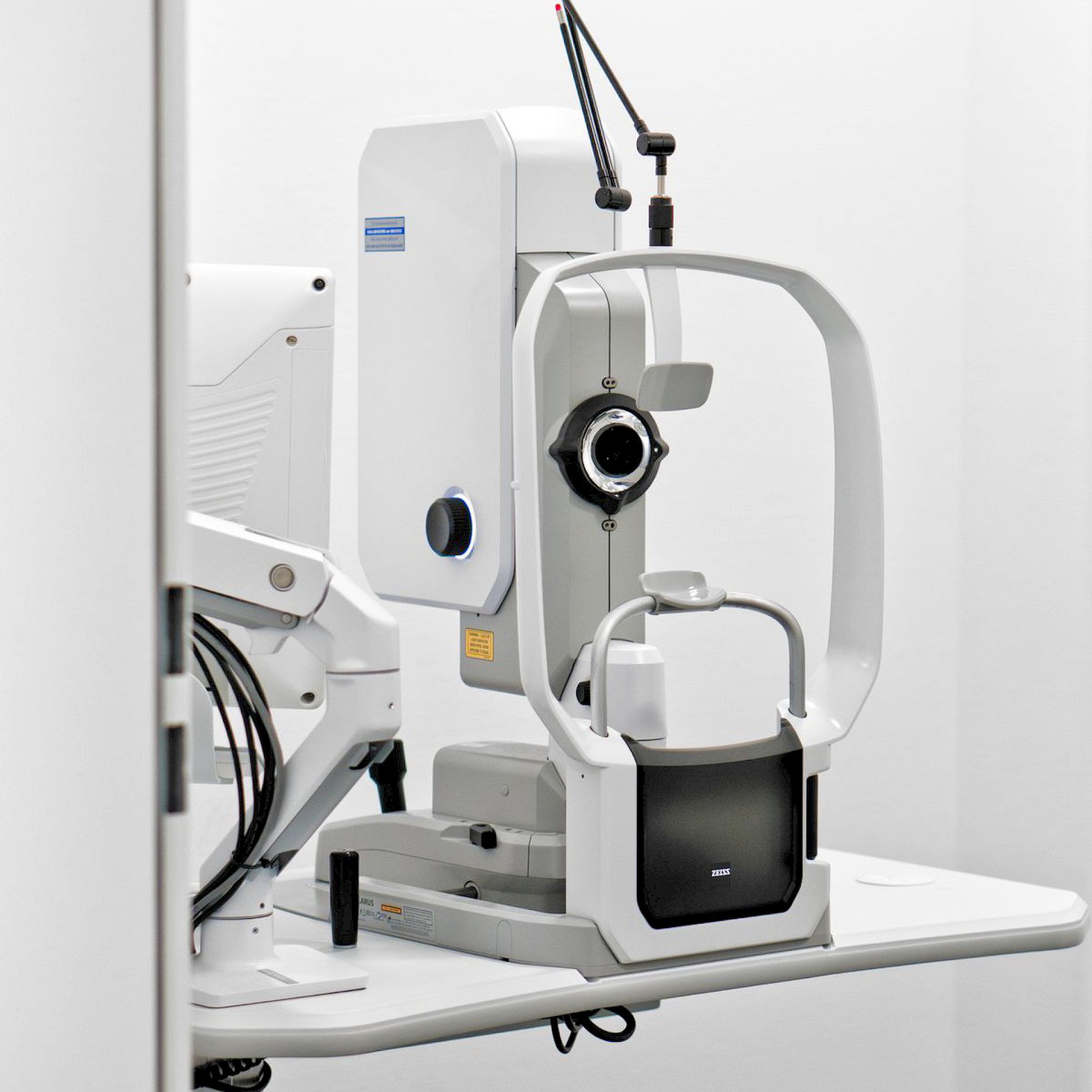 Ein medizinisches Gerät in einem Untersuchungsraum.