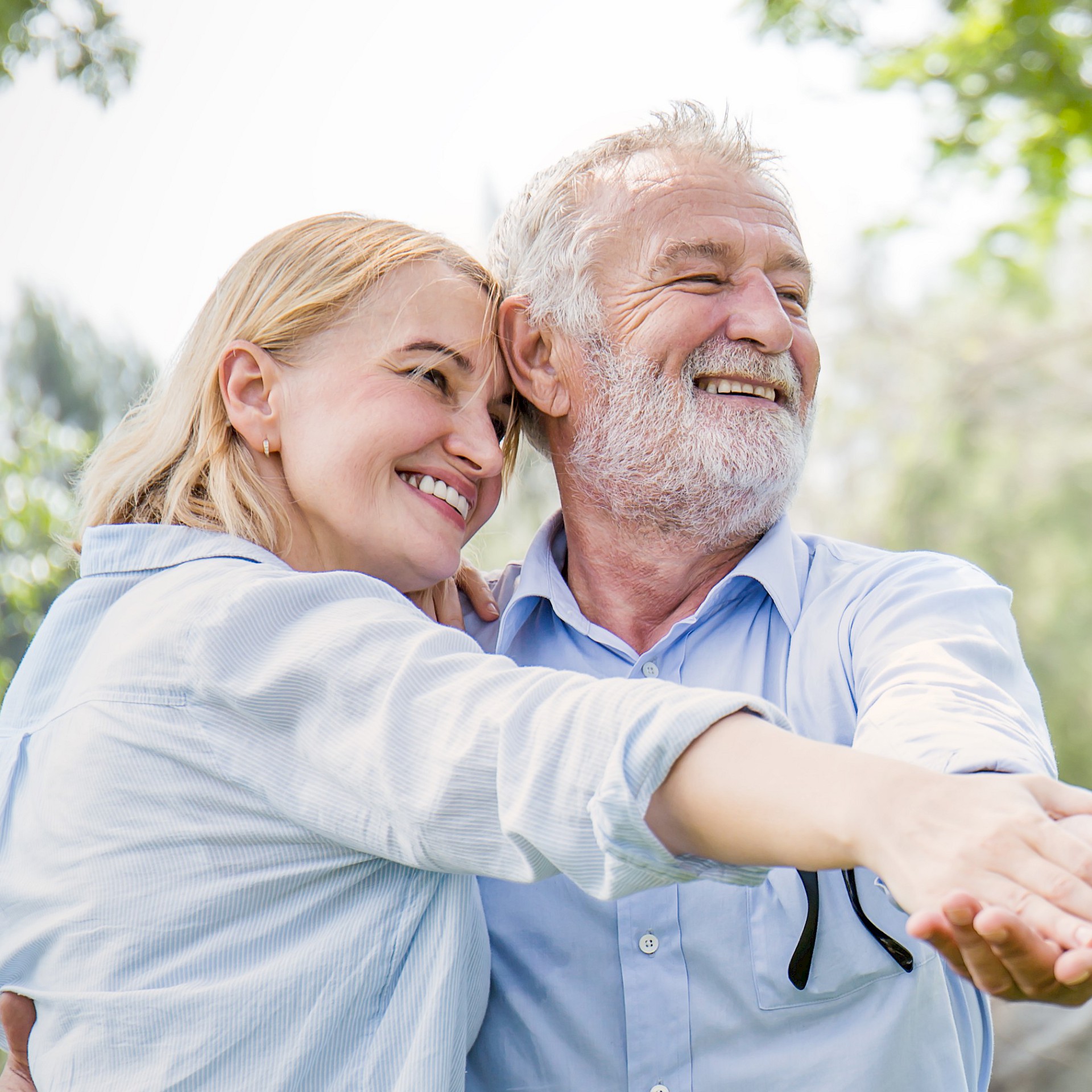 Ein glückliches Pärchen schaut lächelnd in die Ferne.